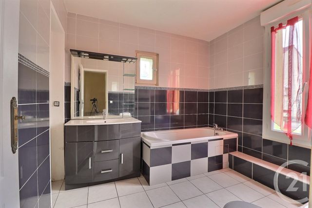 maison à vendre - 6 pièces - 148.79 m2 - AULNAY SOUS BOIS - 93 - ILE-DE-FRANCE - Century 21 Dossimmo